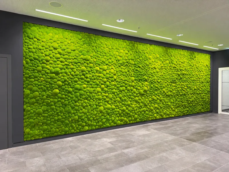 Große Mooswand aus Ballenmoos in einer Lobby