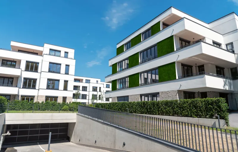 Wohnanlage mit mehreren Moosflächen an der Fassade